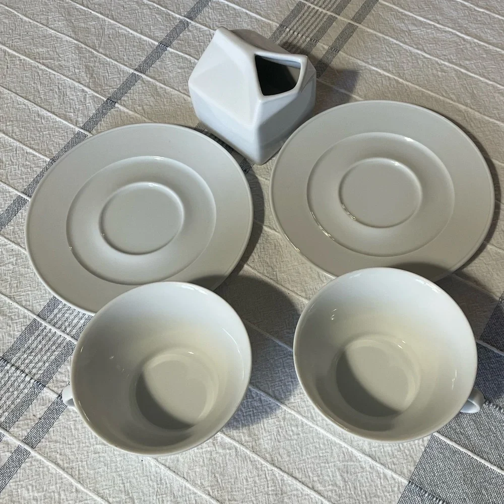 Crate&Barrel Loft White porcelain Cappuccino 4 piece set 2 cups, 2 saucers